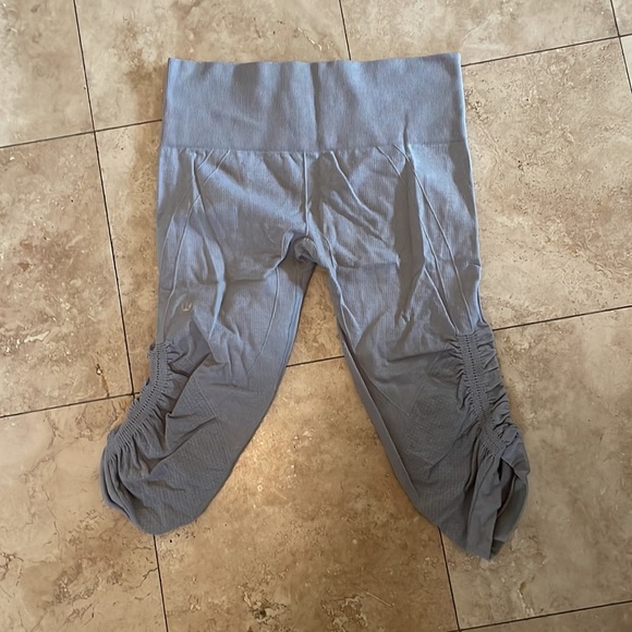 Lulu Lemmon sinched grey capri leggings - Picture 2 of 3